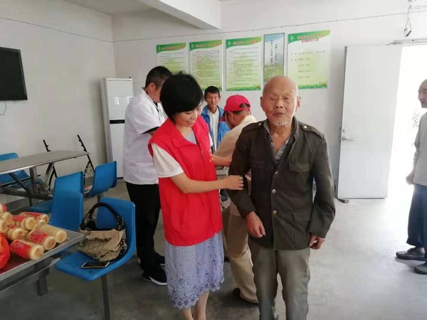 慰问孤寡老人.jpg